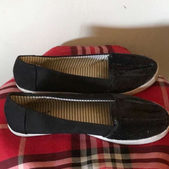 Great little black canvas style flats with black sequin covered toes. Size 6.5 - Picture 4 of 6